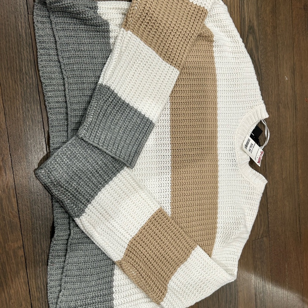 Moon & Madison White and Gray Knit Sweater